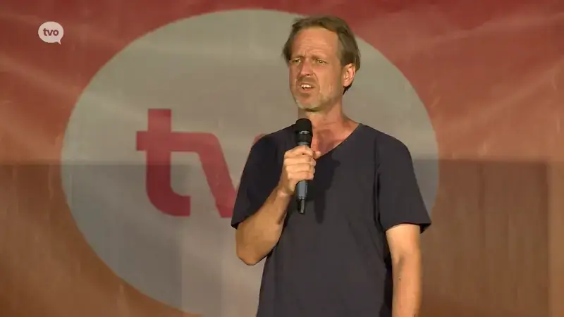 Regenbui verstoort laatste TV Oost Vertellingen, maar Bas Birker houdt de tent recht