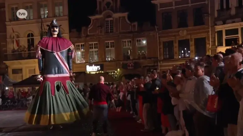 Ingekort parcours maar regen verder geen spelbreker bij Reuzenommegang Katuit in Dendermonde