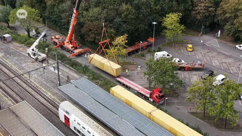 Hoofdafbeelding voor artikel Muur van zeecontainers moet…