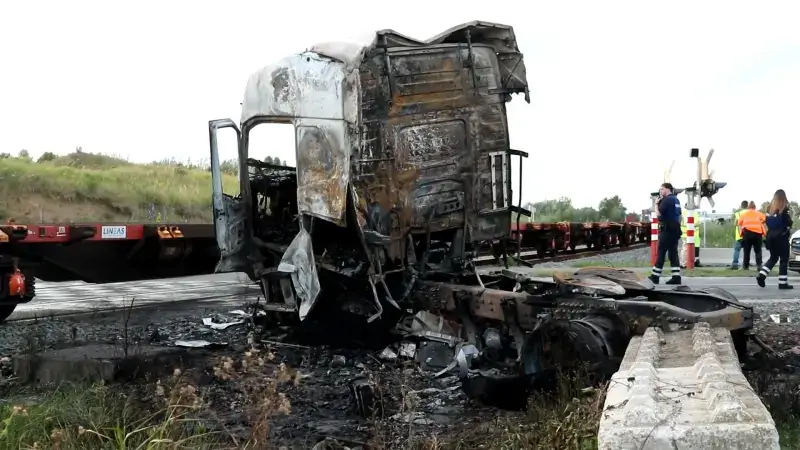 Hoofdafbeelding voor artikel Vrachtwagen vat vuur na aanrijding…