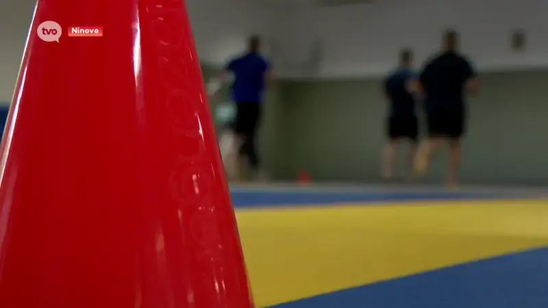 14 escorteurs van de Dienst Vreemdelingenzaken beginnen aan opleiding in Ninove: "Escorteurs mogen ook dwang gebruiken"