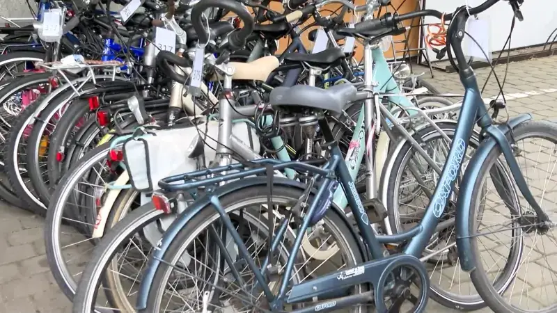 Nieuwe fietsenstalling geopend aan station Dendermonde, oude voorgoed gesloten: "91 fietsen die achterbleven, wachten op hun eigenaar"