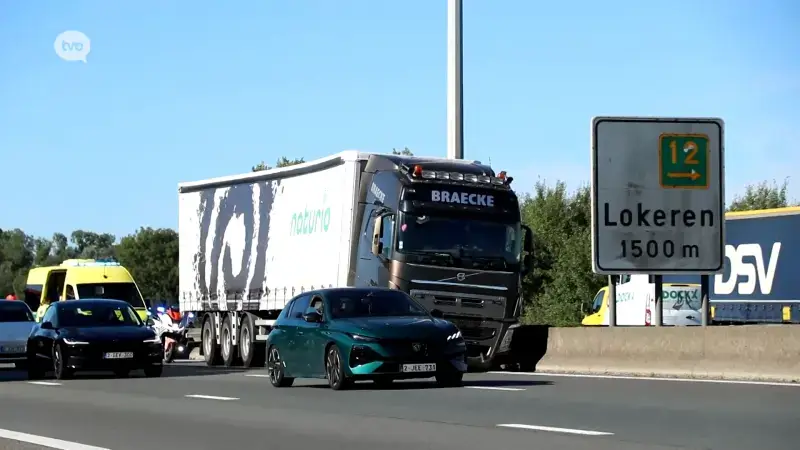 Hoofdafbeelding voor artikel Vrachtwagen botst tegen middenberm…