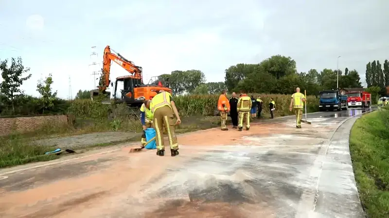 Hoofdafbeelding voor artikel Zware aanhangwagen kantelt…