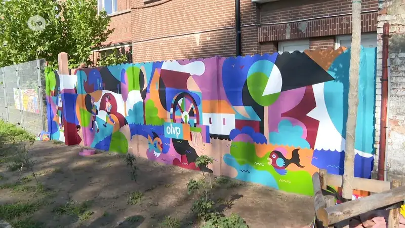 Hoofdafbeelding voor artikel Kunstenaar Koerie brengt kleur…