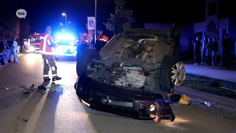 Bestuurster botst op geparkeerde auto en gaat overkop in Sinaai