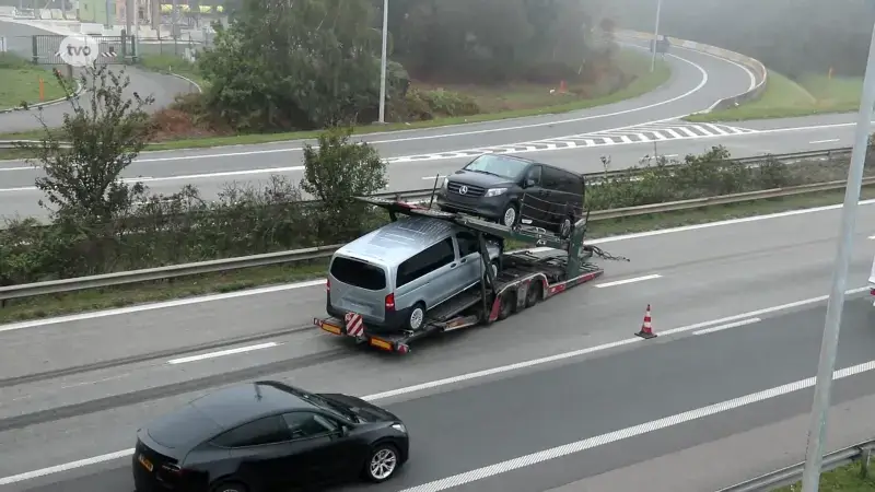 Vrachtwagen verliest aanhangwagen met auto's op E34 in Stekene