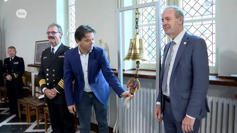 Scheepsbel van fregat Louise-Marie zal tijdens onderhoud van het schip bewaard worden in peterstad Sint-Niklaas