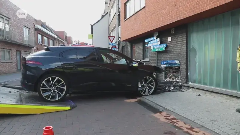 Hoofdafbeelding voor artikel Auto rijdt in gevel in Haasdonk