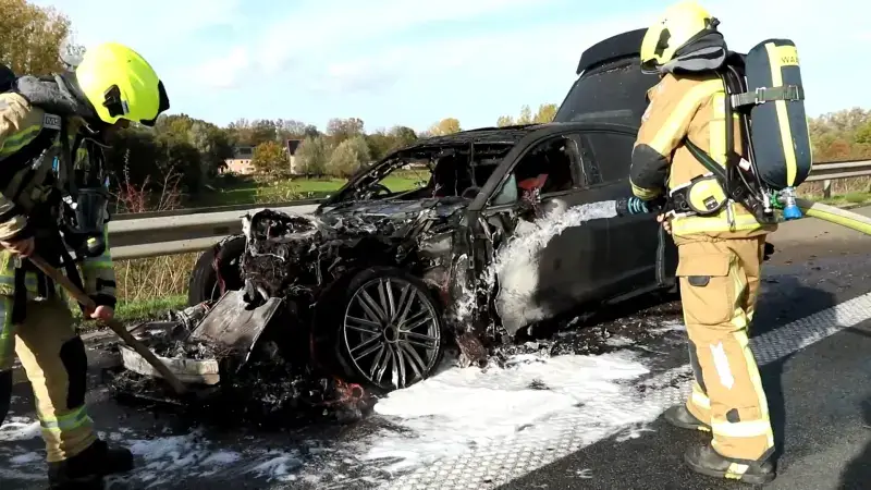 Hoofdafbeelding voor artikel File door brandende auto op…