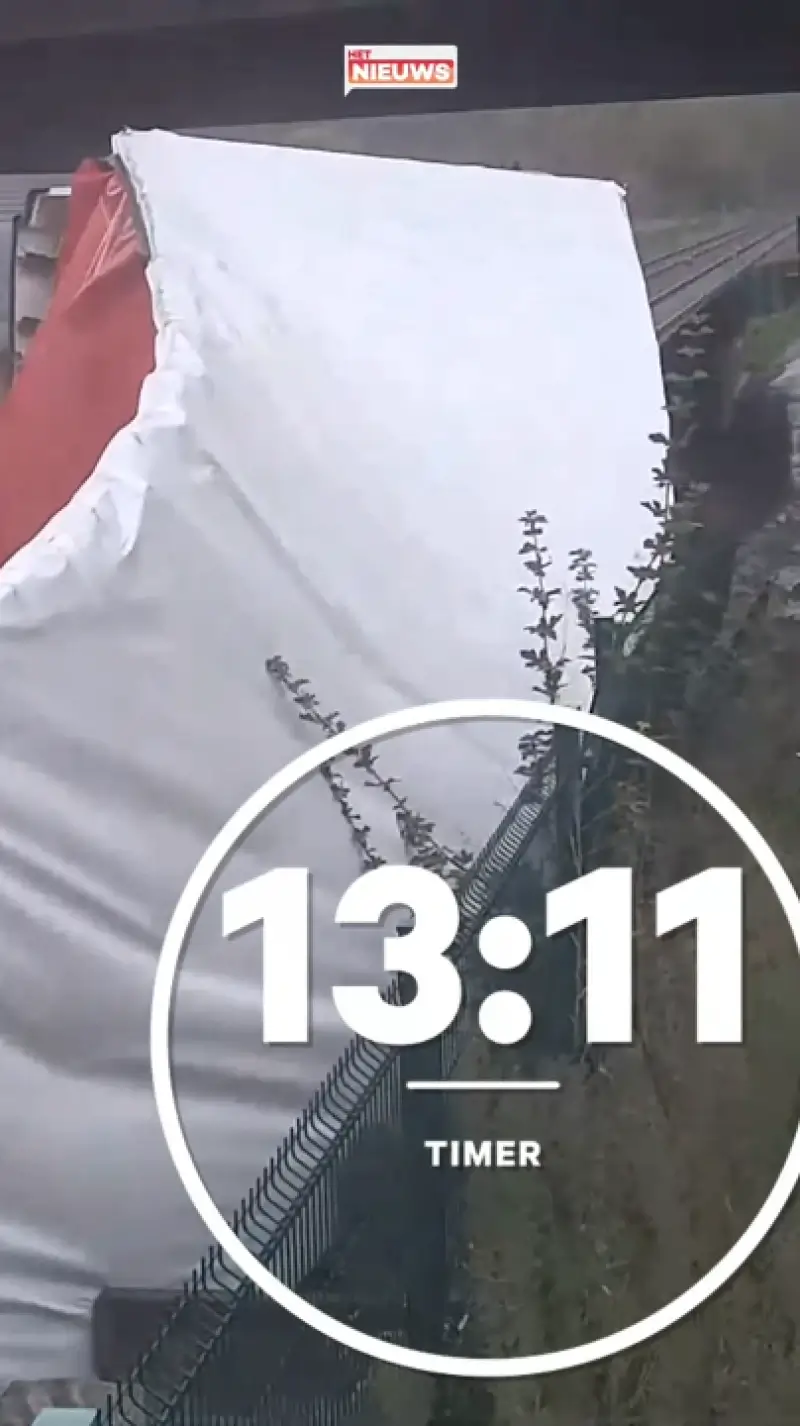 Trein rijdt in op geblokkeerde vrachtwagen