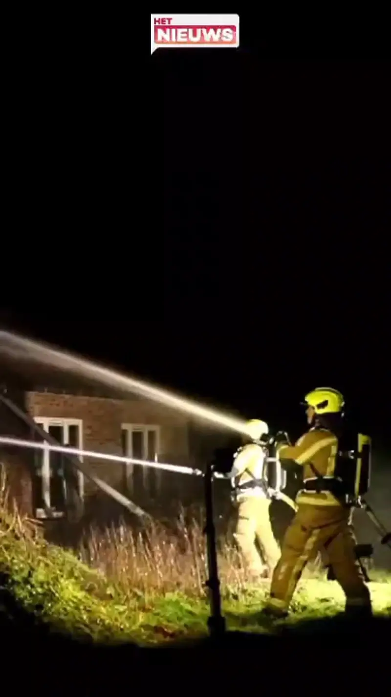 Opslagplaats in Sint-Niklaas brandt volledig uit